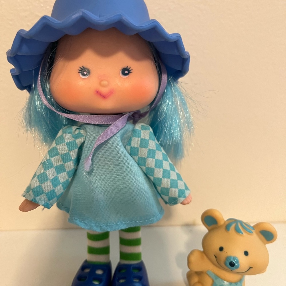 1980s vintage blueberry muffin with pet